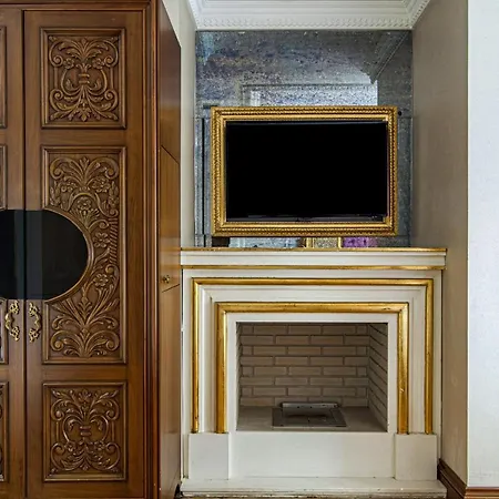 In Historic Mansion In Beylerbeyi Apartment *