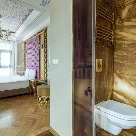 In Historic Mansion In Beylerbeyi Apartment