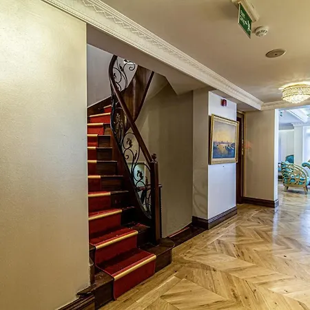 Apartment In Historic Mansion In Beylerbeyi