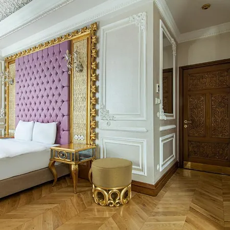 In Historic Mansion In Beylerbeyi Apartment