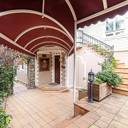In Historic Mansion In Beylerbeyi Apartment